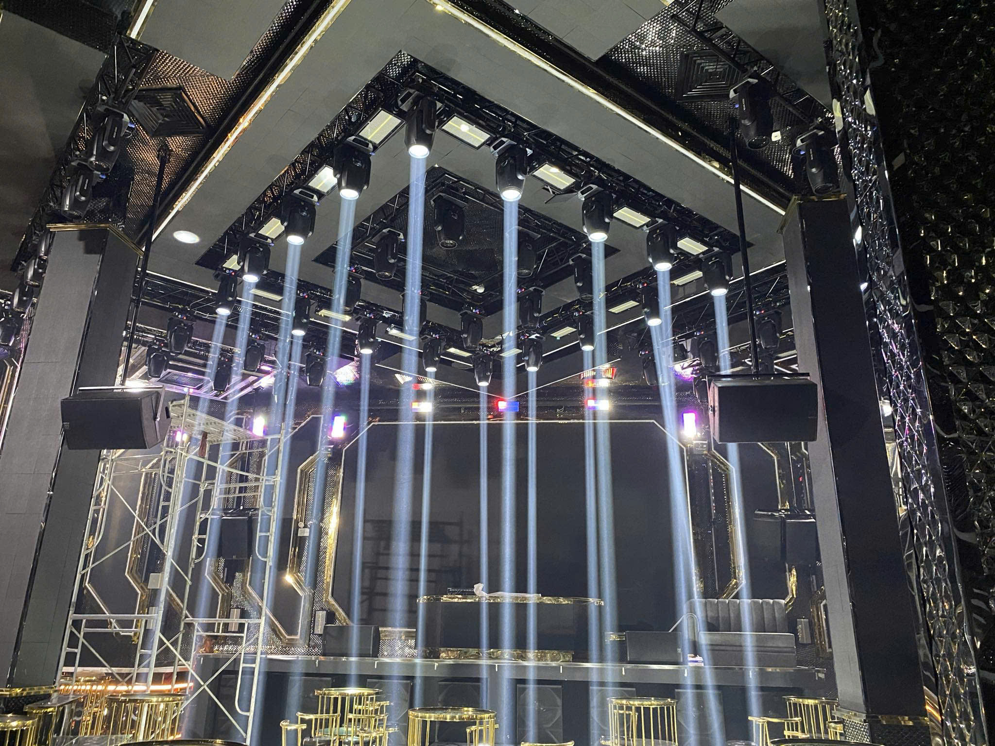 Dự Án Lắp Đặt Ánh sáng sân khấu Tại Club